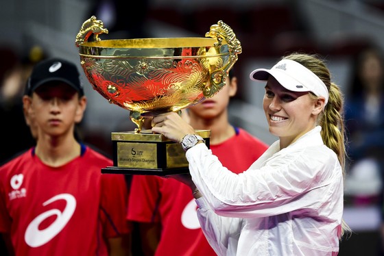 Wozniacki giương cao chiếc cúp vô địch China Open