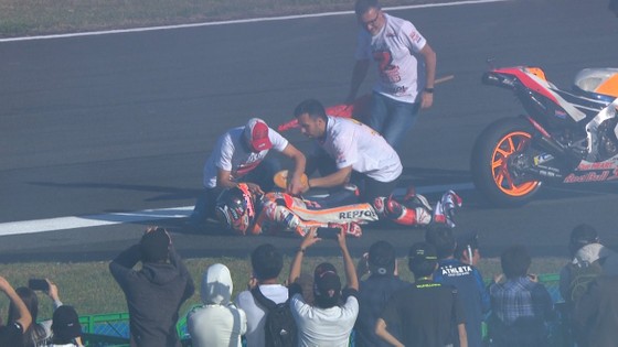 Đua xe mô tô: Dovizioso đo đường, còn Marquez lại… “đo size” cúp vô địch ảnh 4