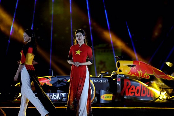 Đua xe F1 đến Việt Nam: Cơ hội gặp Hamilton, Vettel rất gần ảnh 8