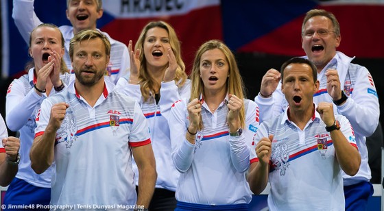 Niềm vui chiến thắng của tuyển CH Séc (ở giữa là Petra Kvitova)