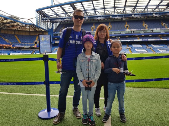 Anh Nguyễn Linh và gia đình ở sân Stamford Bridge