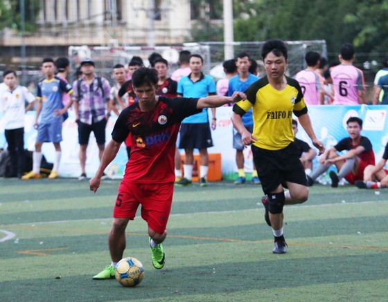 Siêu phủi Tuấn Vinh (áo đỏ) sẽ lĩnh xướng lối chơi của Phú Ninh FC