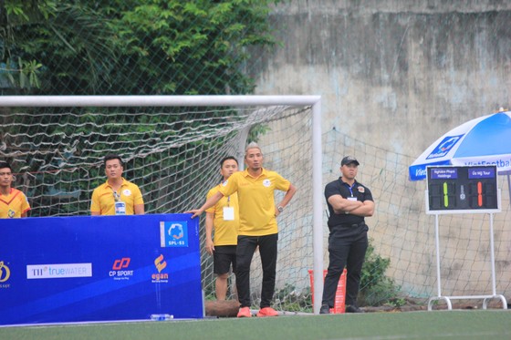 "Coach" Louis Nguyễn đang "lược trận" cho Nghiêm Phạm Holdings ở Vòng play-off SPL - S3 vừa qua (ảnh: Đình Thảo)