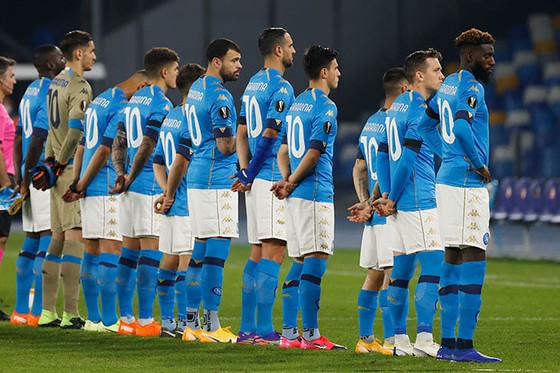Các cầu thủ Napoli đều mặc áo số 10 để tưởng niệm Maradona