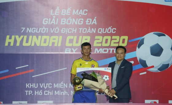 Tuấn Vinh nhận giải Cầu thủ xuất sắc nhất SPL-S3 (Ảnh Dũng Phương)