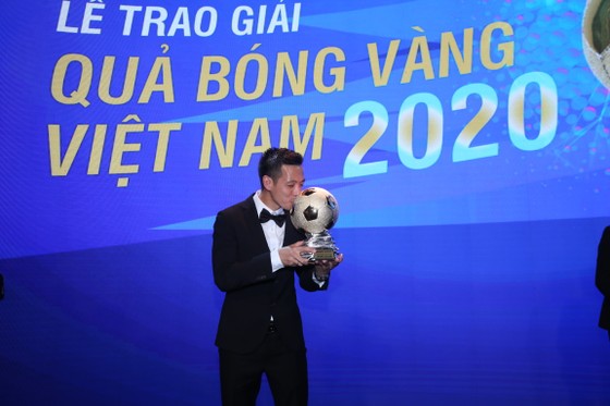 Văn Quyết thắng QBV Việt Nam 2020 (Ảnh Dũng Phương)