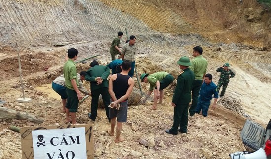 Phát hiện quả bom dài 1,2m khi đào móng nhà ảnh 1