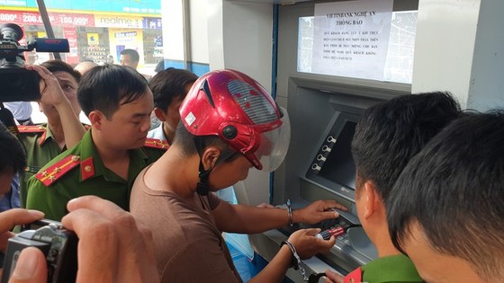 Trao thưởng Ban chuyên án bắt 3 đối tượng người Trung Quốc chiếm đoạt tài sản qua thẻ ATM ảnh 1