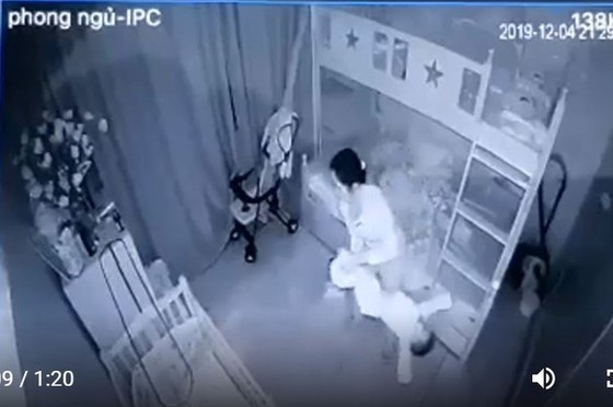 Tạm giữ bảo mẫu bạo hành bé hơn 1 tuổi ảnh 1
