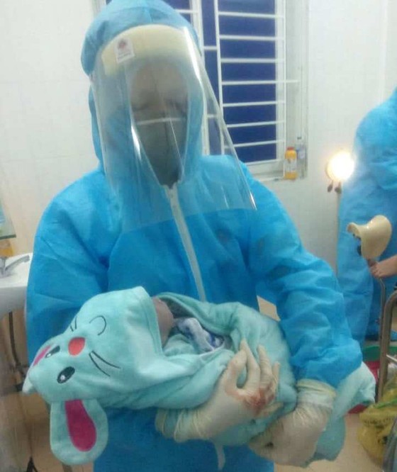 Sản phụ sinh con trong khi cách ly phòng chống dịch Covid-19 ảnh 1
