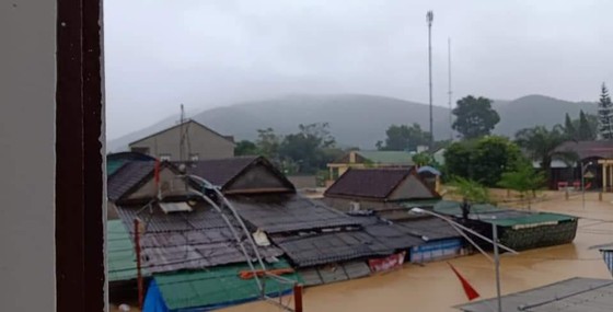 Nghệ An: Ngập lụt, nguy cơ sạt lở nhiều nơi, di dời dân khẩn cấp ảnh 4