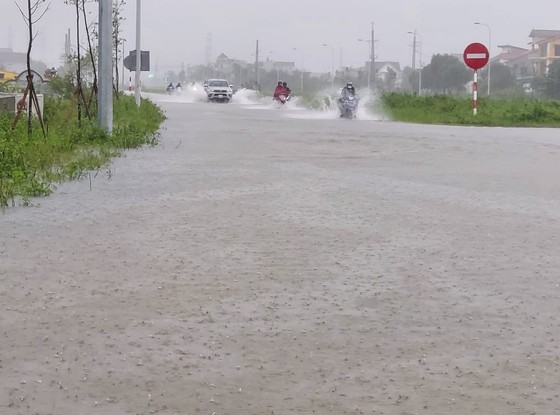 Nghệ An: Ngập lụt, nguy cơ sạt lở nhiều nơi, di dời dân khẩn cấp ảnh 3