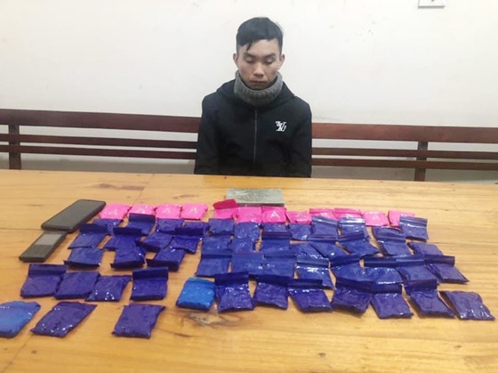 Bắt 1 đối tượng, thu giữ hơn 12.000 viên hồng phiến, 1 bánh heroin ảnh 1
