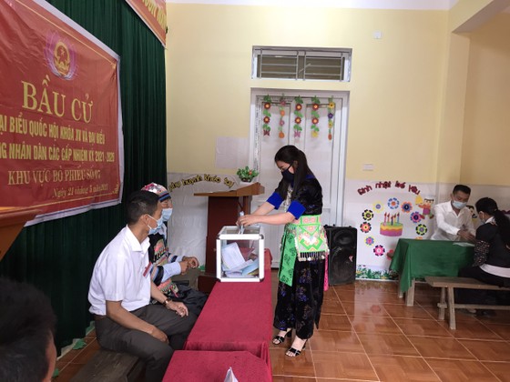 Sáng nay 21-5, hơn 42.000 cử tri 4 huyện rẻo cao ở Nghệ An đi bầu cử sớm ảnh 7