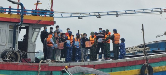 Cứu 16 ngư dân Nghệ An gặp nạn trên biển ảnh 1