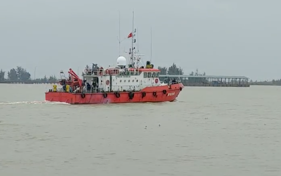 Sau 9 ngày vẫn chưa tìm thấy 5 ngư dân Nghệ An mất tích trên biển ảnh 1