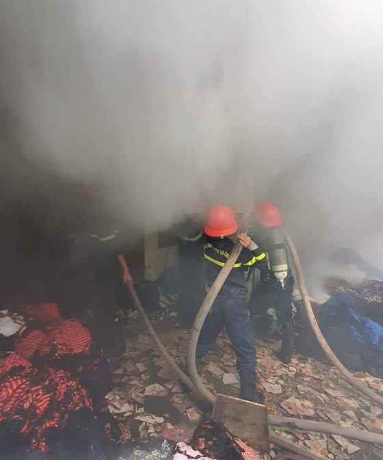 Nghệ An: Cảnh sát giải cứu 2 người thoát khỏi đám cháy nhà ảnh 1