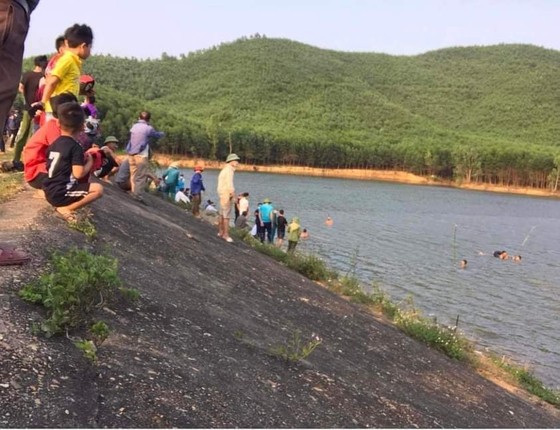 Nghệ An: Tắm hồ, 4 học sinh đuối nước thương tâm ảnh 1