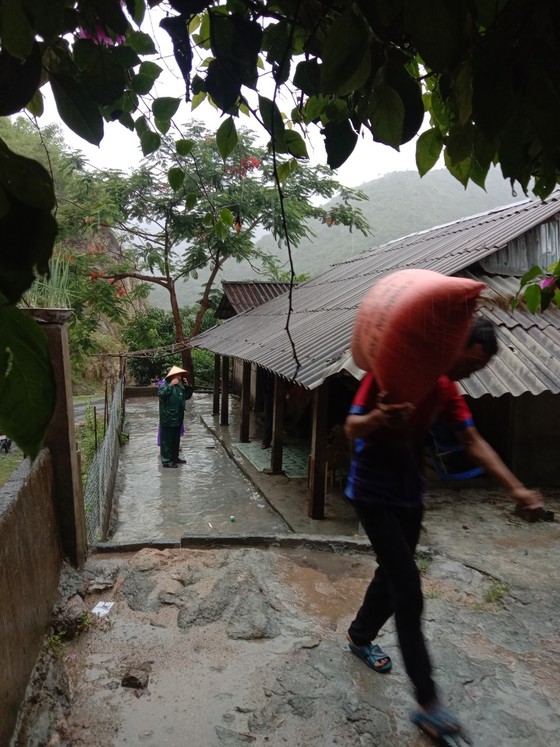 Thanh Hóa: Sơ tán dân khẩn cấp vì mưa lớn gây sạt lở, lũ quét ảnh 6