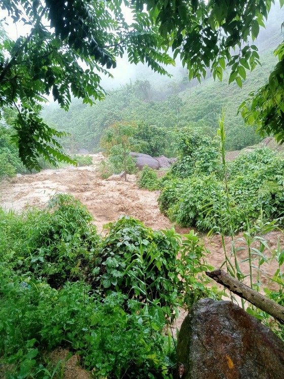 Thanh Hóa: Sơ tán dân khẩn cấp vì mưa lớn gây sạt lở, lũ quét ảnh 2