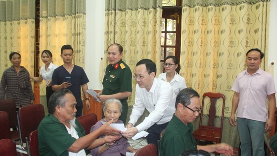 Đoàn công tác TPHCM thăm, tặng quà tri ân thương bệnh binh tại Nghệ An ảnh 4
