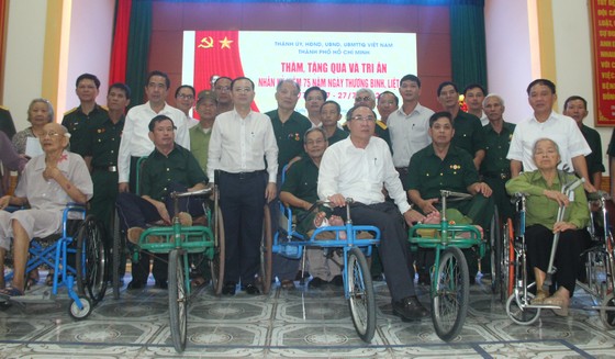 Đoàn công tác TPHCM thăm, tặng quà tri ân thương bệnh binh tại Nghệ An ảnh 1