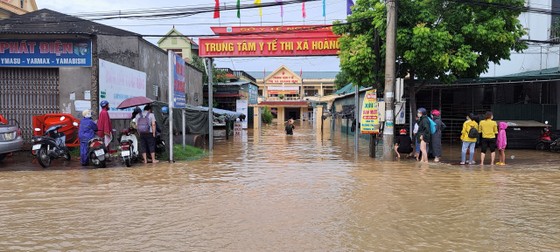 Tìm thấy thi thể hai vợ chồng bị lũ cuốn trôi khi đi khám bệnh ảnh 4