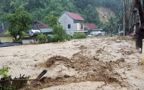 Nghệ An: Lũ kinh hoàng quét qua địa bàn huyện rẻo cao Kỳ Sơn ảnh 1