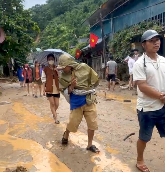 Nghệ An nỗ lực khắc phục lũ quét tại huyện rẻo cao Kỳ Sơn ảnh 9