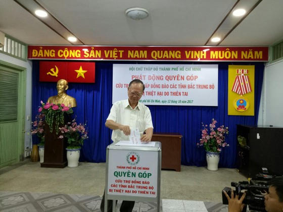 抗洪搶險把民眾安全放在首位●熱帶低氣壓轉強成颱風 ●河內及清化決堤●市紅十字會呼籲市民為災民捐款 ảnh 3
