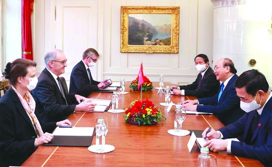 瑞士總統主持迎接越南國家主席阮春福到訪 ảnh 1
