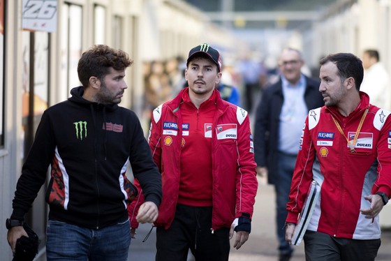Lorenzo (giữa) - ngày cuối cùng trong màu áo của Ducati