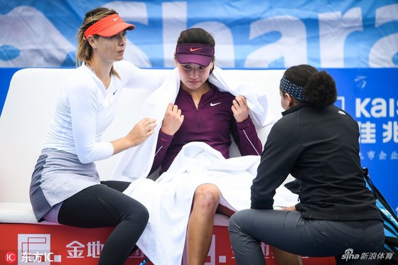 Sharapova an ủi tay vợt trẻ người Trung Quốc