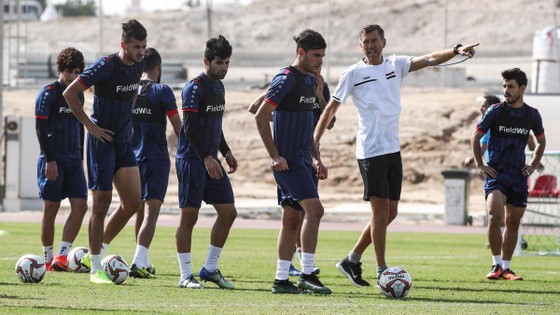 HLV Katanec đang chỉ đạo các cầu thủ Iraq trong một buổi tập mới nhất