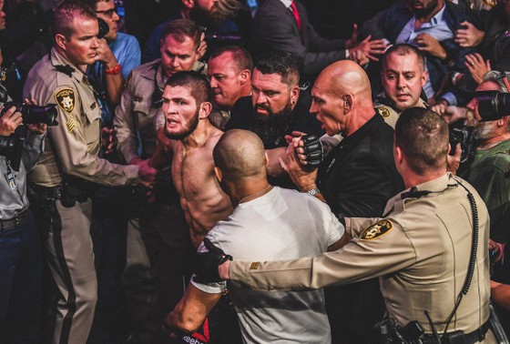 Khabib bị cảnh sát và nhân viên an ninh dẫn giải sau vụ ẩu đả ở sự kiện UFC 229