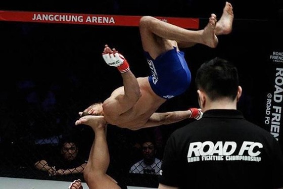 Đấu trường MMA: Bay lộn như phim kungfu Trung Quốc, võ sĩ Brazil thống trị Nhật – Hàn  ảnh 1