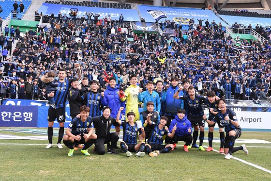Công Phượng (thứ 3 từ trái sang) ra sân ở phút thứ 90+6, nhưng vẫn kịp chụp hình cùng toàn đội Incheon