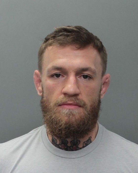 Đấu trường MMA: Đập và giật điện thoại người khác, “Gã Ailen xấc xược” McGregor bị bắt ảnh 1