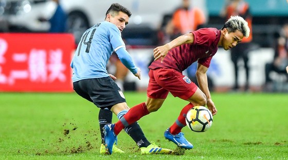 Cùng thua 0-4: “Messi Thái” được Uruguay khen, “bại tướng” của Đình Trọng đối diện án phạt ảnh 1