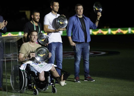 Nhà báo thoát chết vụ rơi máy bay của Chapecoense cuối cùng vẫn… qua đời ảnh 7