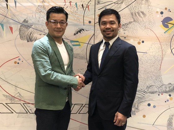 Manny Pacquiao bắt tay với Chủ tịch Rizin, ông Nobuyuki Sakakibara