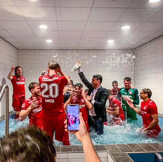 Twente vô địch Hạng nhất Hà Lan: 20 ngàn CĐV ăn mừng như giành Champions League, pháo sáng mịt mùng ảnh 1