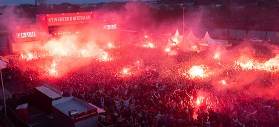 Twente vô địch Hạng nhất Hà Lan: 20 ngàn CĐV ăn mừng như giành Champions League, pháo sáng mịt mùng ảnh 2