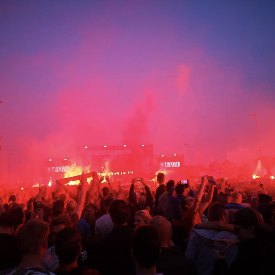 Twente vô địch Hạng nhất Hà Lan: 20 ngàn CĐV ăn mừng như giành Champions League, pháo sáng mịt mùng ảnh 4
