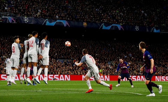 Messi thực hiện cú sút phạt hàng rào thành bàn ngoạn mục