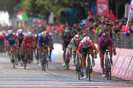 Giro d’Italia: Ewan cuối cùng cũng chiến thắng ở lần nỗ lực thứ 4 ảnh 1