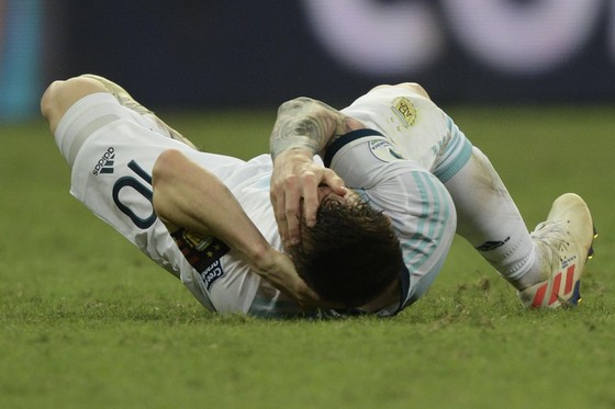 Argentina - Colombia 0-2: Cơn ác mộng của Messi lại bắt đầu ảnh 1