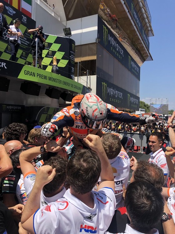 Đua xe mô tô: Marquez thắng “cú poker”, em trai cũng đăng quang ở Catalunya ảnh 5