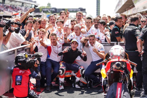 Đua xe mô tô: Marquez thắng “cú poker”, em trai cũng đăng quang ở Catalunya ảnh 6
