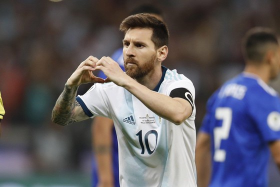 Messi ăn mừng sau khi ghi bàn từ chấm 11 mét